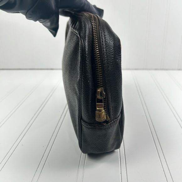 Louis Vuitton Trousse 23 Unisex
Brown Monogram canvas Cosmetic Bag - Picture 8 of 14